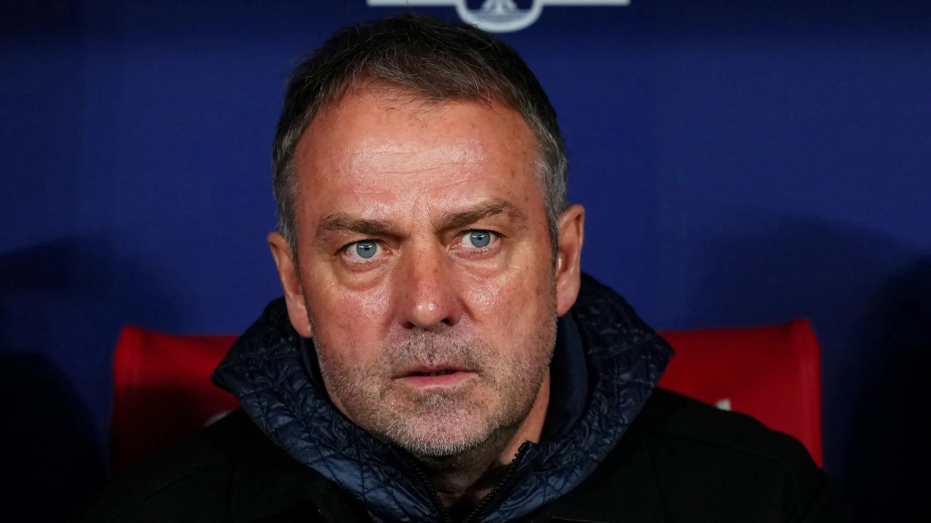 Técnico Hansi Flick sentado no banco de reservas do Barcelona