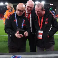 Anfield é inspecionado após Noa Lang cortar o dedo nas placas de publicidade