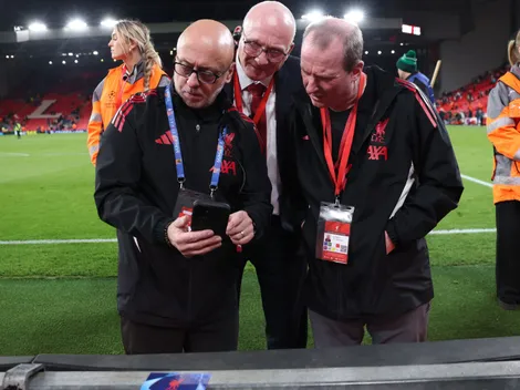 Anfield é inspecionado após Noa Lang cortar o dedo nas placas de publicidade