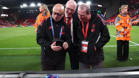 Placas de publicidade do Anfield foram examinadas após o fim da partida