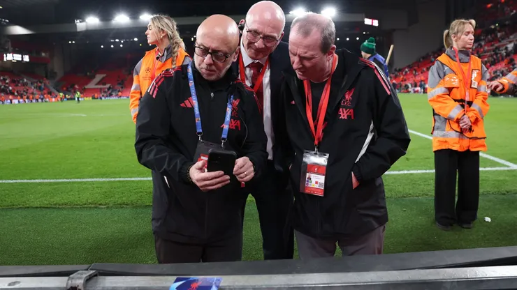 Placas de publicidade do Anfield foram examinadas após o fim da partida