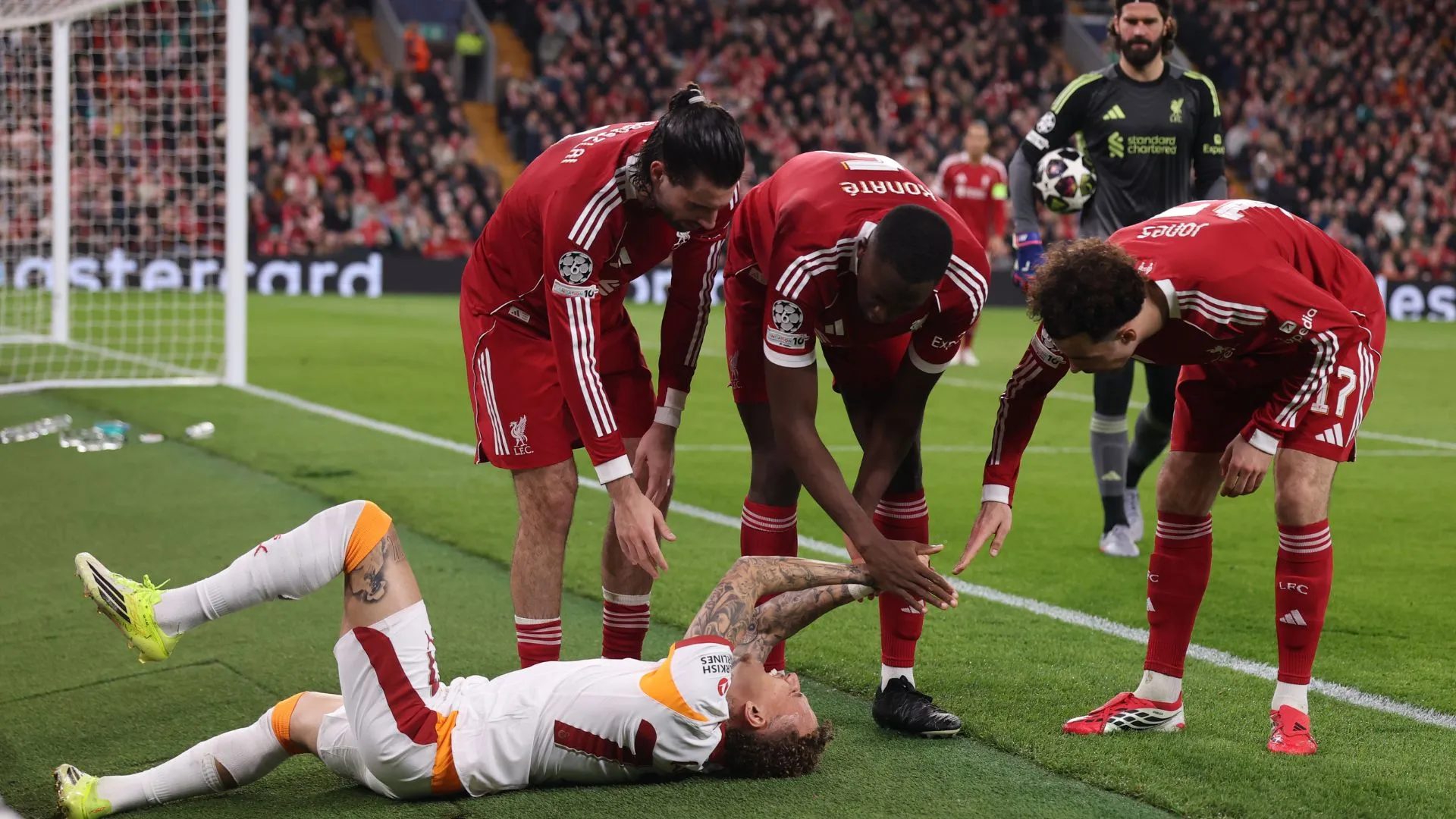 Liverpool x Galatasaray: Noa Lang se machucou no estádio Anfield (foto: Carl Recine/Getty Images)