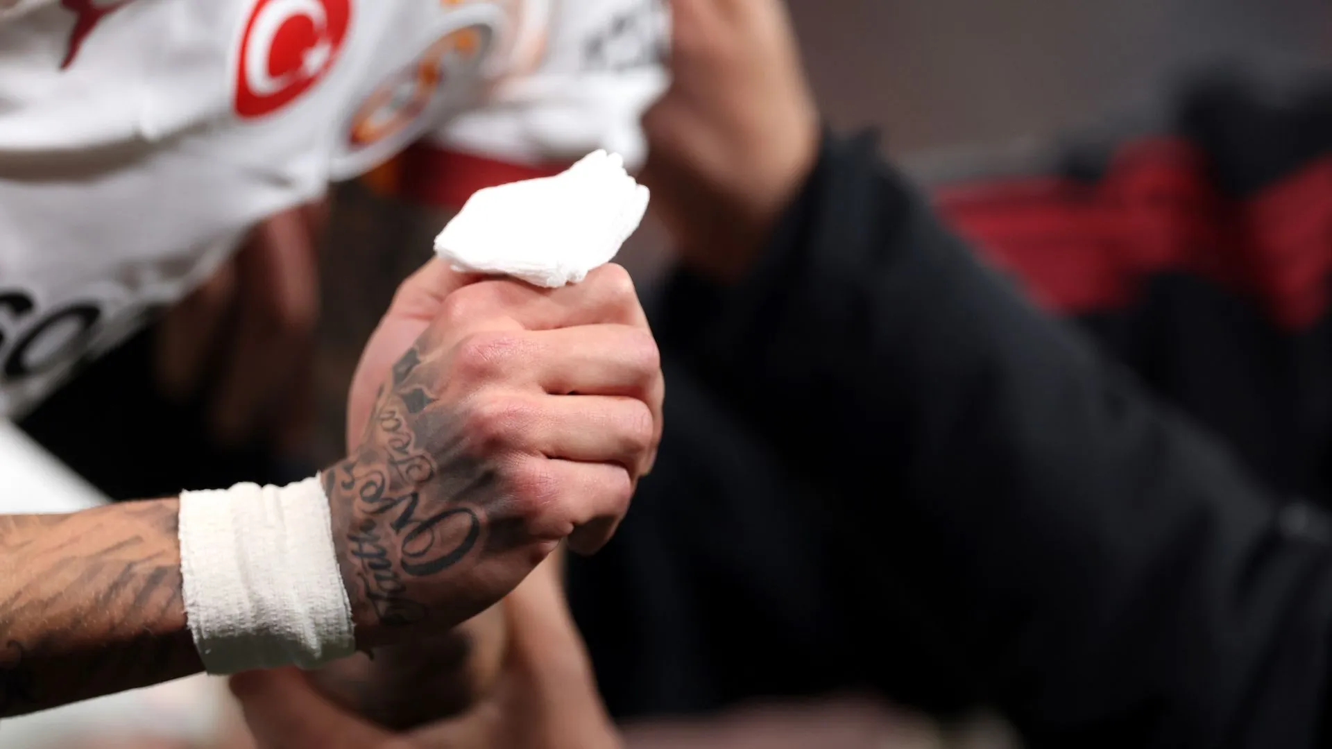 Noa Lang cortou o dedo nas placas de publicidade (foto: foto: Carl Recine/Getty Images)