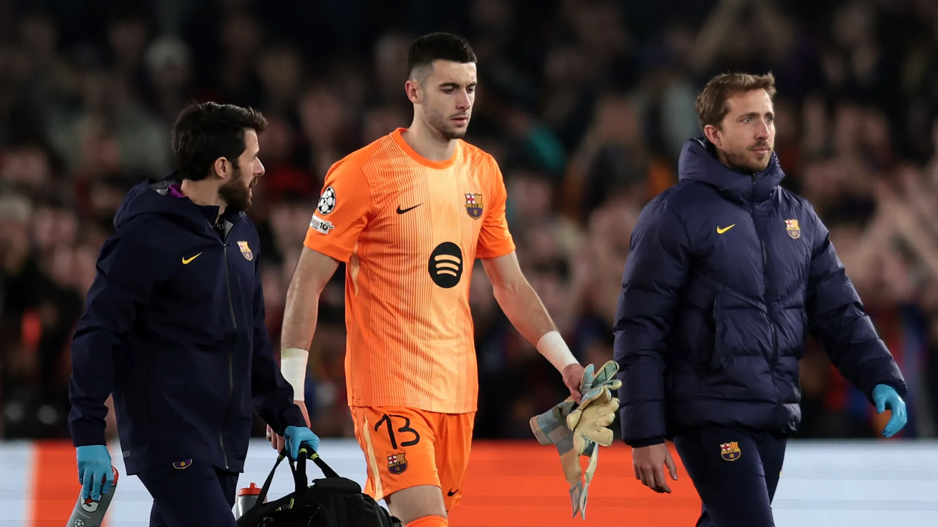 Joan García recebe atendimento médico durante partida do Barcelona
