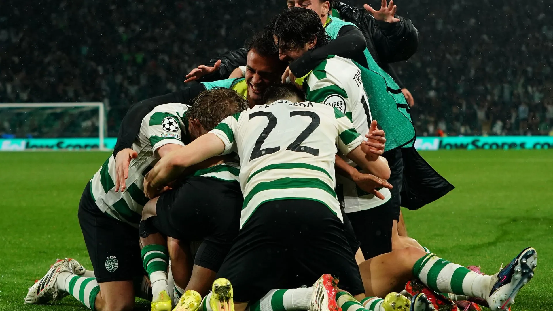 Sporting comemora gol durante partida da Champions League. Foto: Gualter Fatia/Getty Images