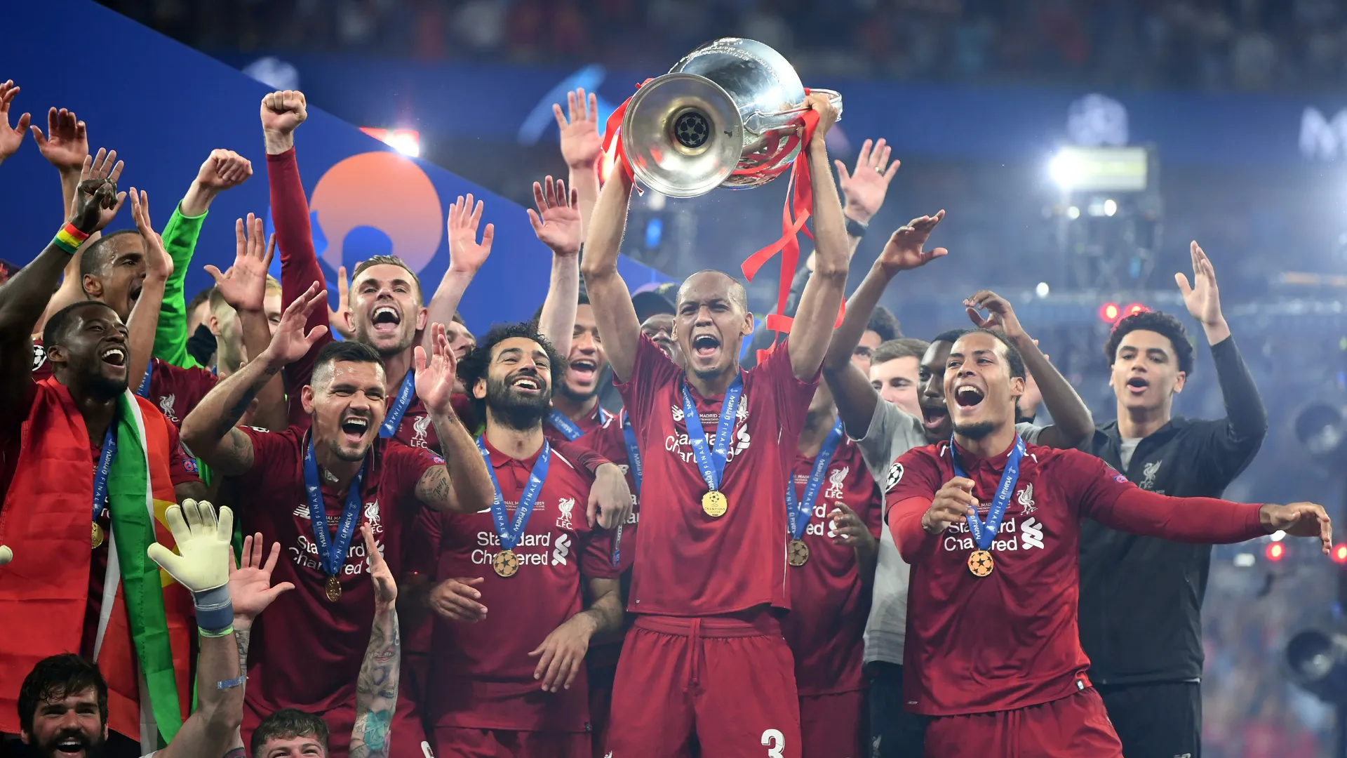 Fabinho levanta troféu da Champions League pelo Livepool