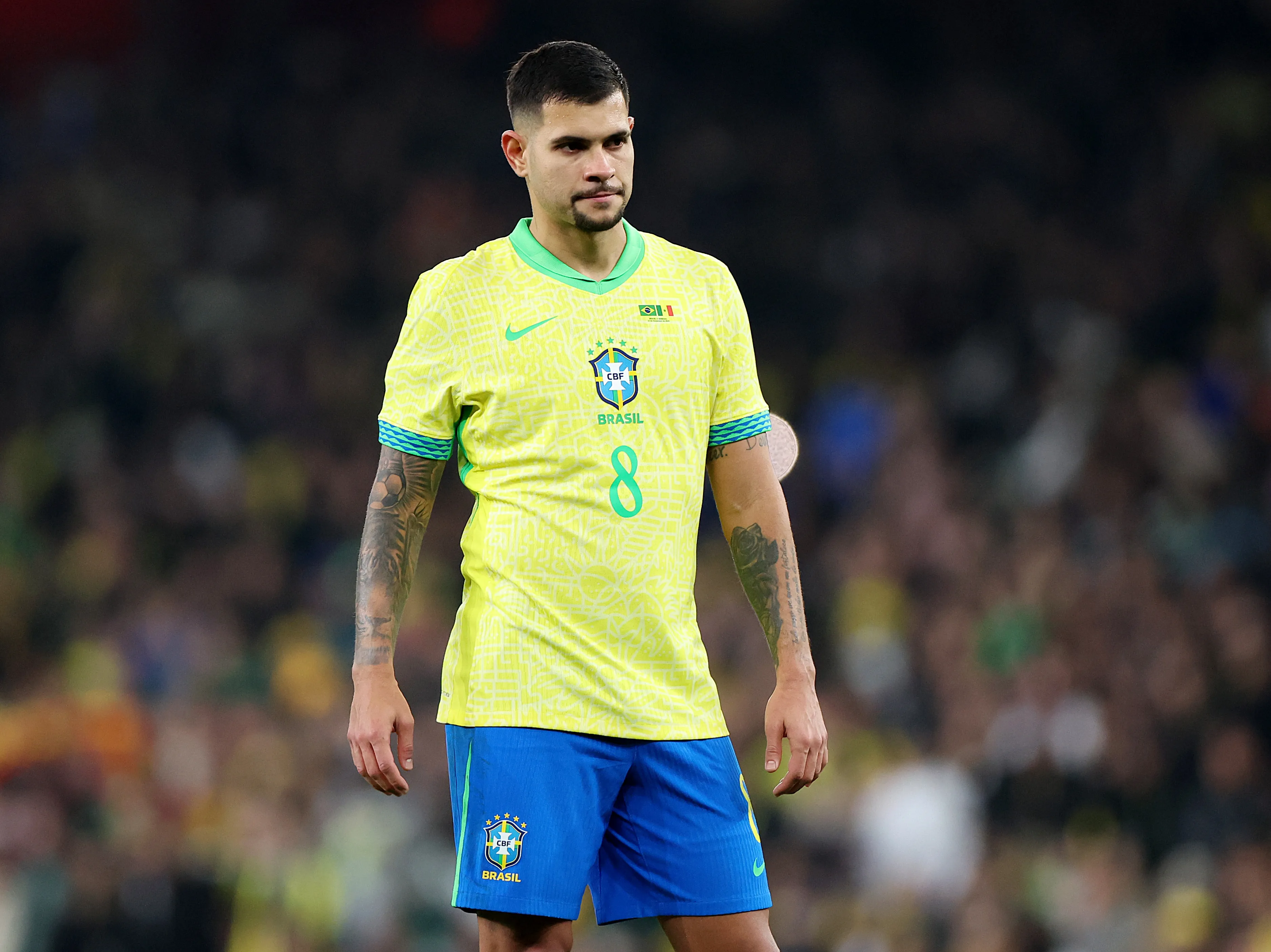 Bruno Guimarães em campo com a Seleção Brasileira (Foto: Harry Murphy/Getty Images)