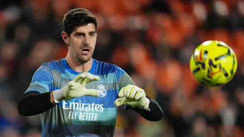 O goleiro Courtois em aquecimento do Real Madrid (Aitor Alcalde/Getty Images)