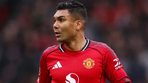 Casemiro em campo pelo Manchester United (Foto: Lewis Storey/Getty Images)