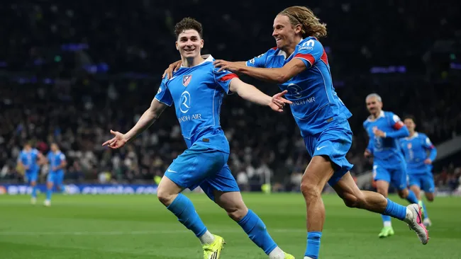 Julian Alvarez comemora gol com Marcos Llorente na partida da Champions League. Foto: Justin Setterfield/Getty Images
