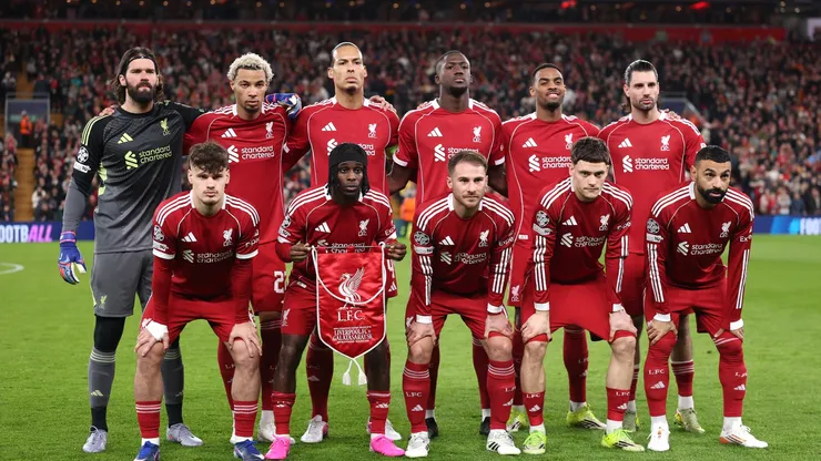 Jogadores do Liverpool posam para foto (Michael Regan/Getty Images)