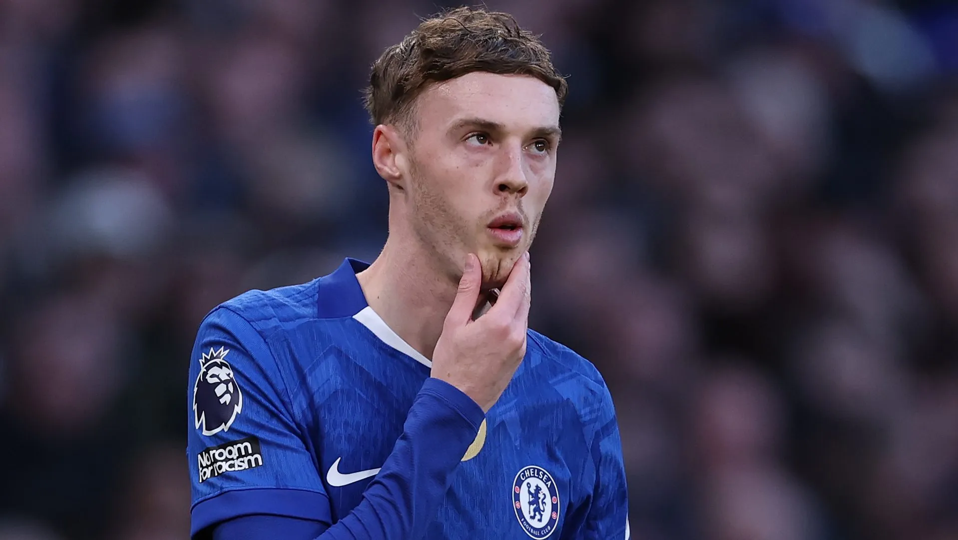 Cole Palmer aparece com a mão no queixo durante uma partida pelo Chelsea