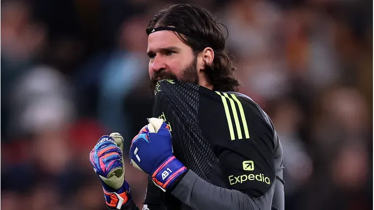 Alisson durante partida do Liverpool. (Photo by Carl Recine/Getty Images)