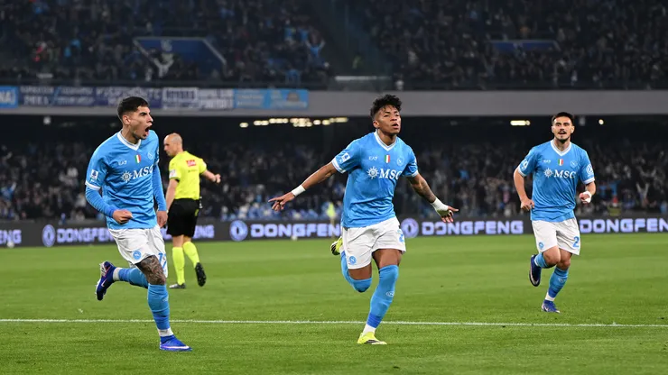 Alisson Santos comemora um de seus gols pelo Napoli: já são dois em seis jogos.