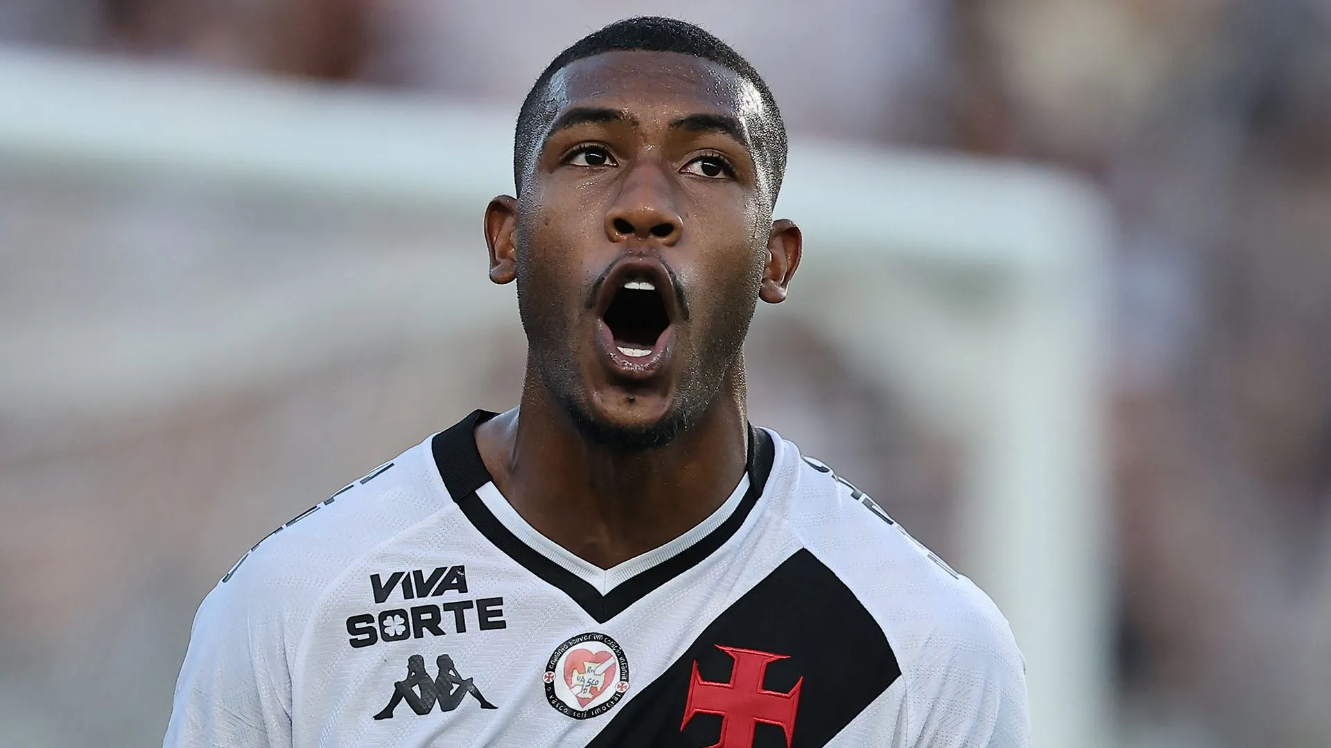 Rayan, do Vasco da Gama, celebra após marcar o terceiro gol de sua equipe durante a partida entre Vasco e Vitória, válida pelo Brasileirão 2025, no Estádio São Januário, em 5 de outubro de 2025, no Rio de Janeiro, Brasil. (Foto de Wagner Meier/Getty Images)