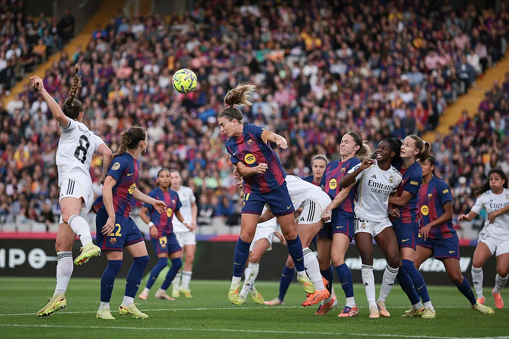 Alexia Putellas atuando pelo Barcelona durante o clássico contra o Real Madrid (Foto: Eric Alonso/Getty Images)