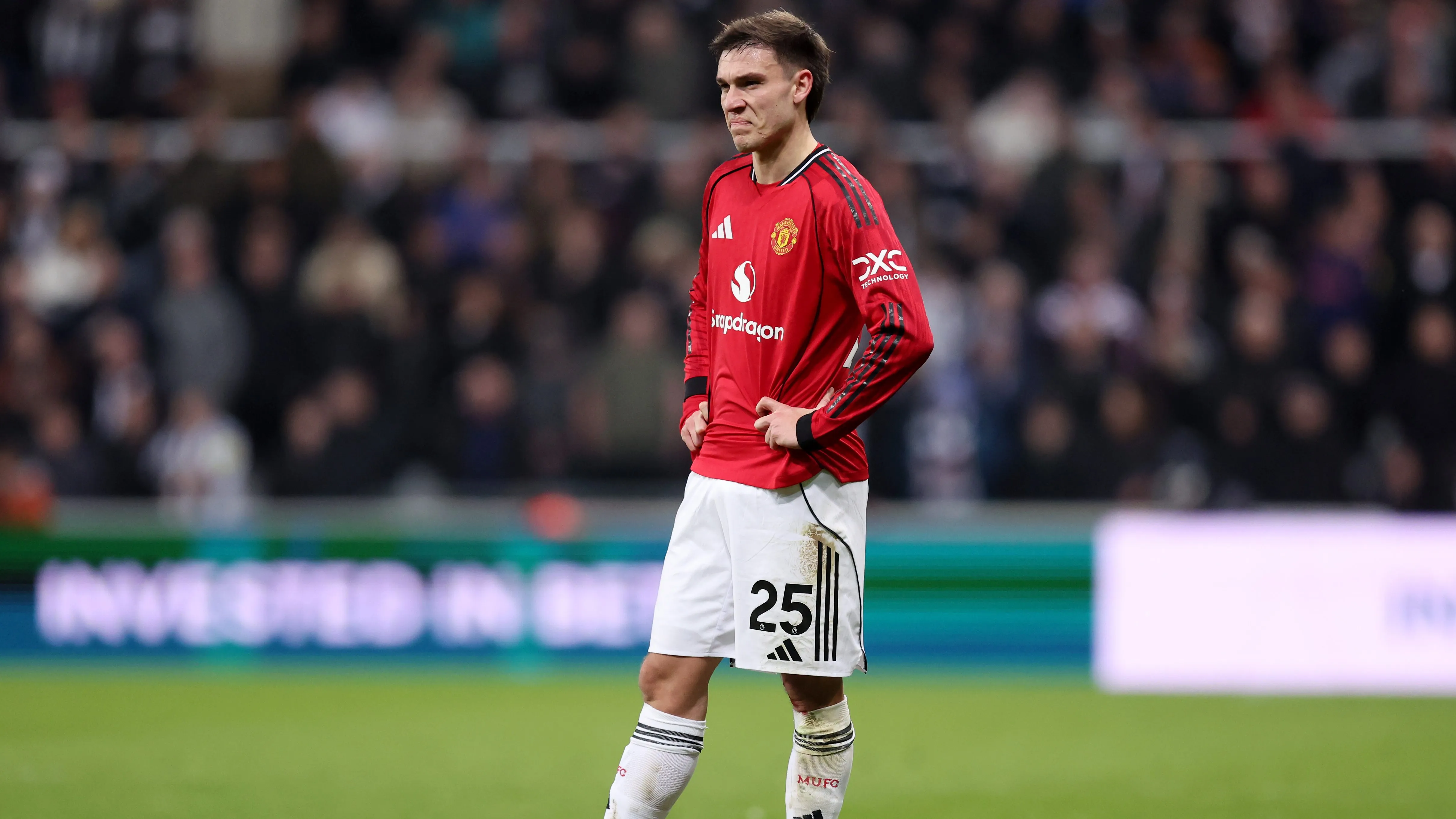 Manuel Ugarte em jogo do Manchester United. Foto: George Wood/Getty Images