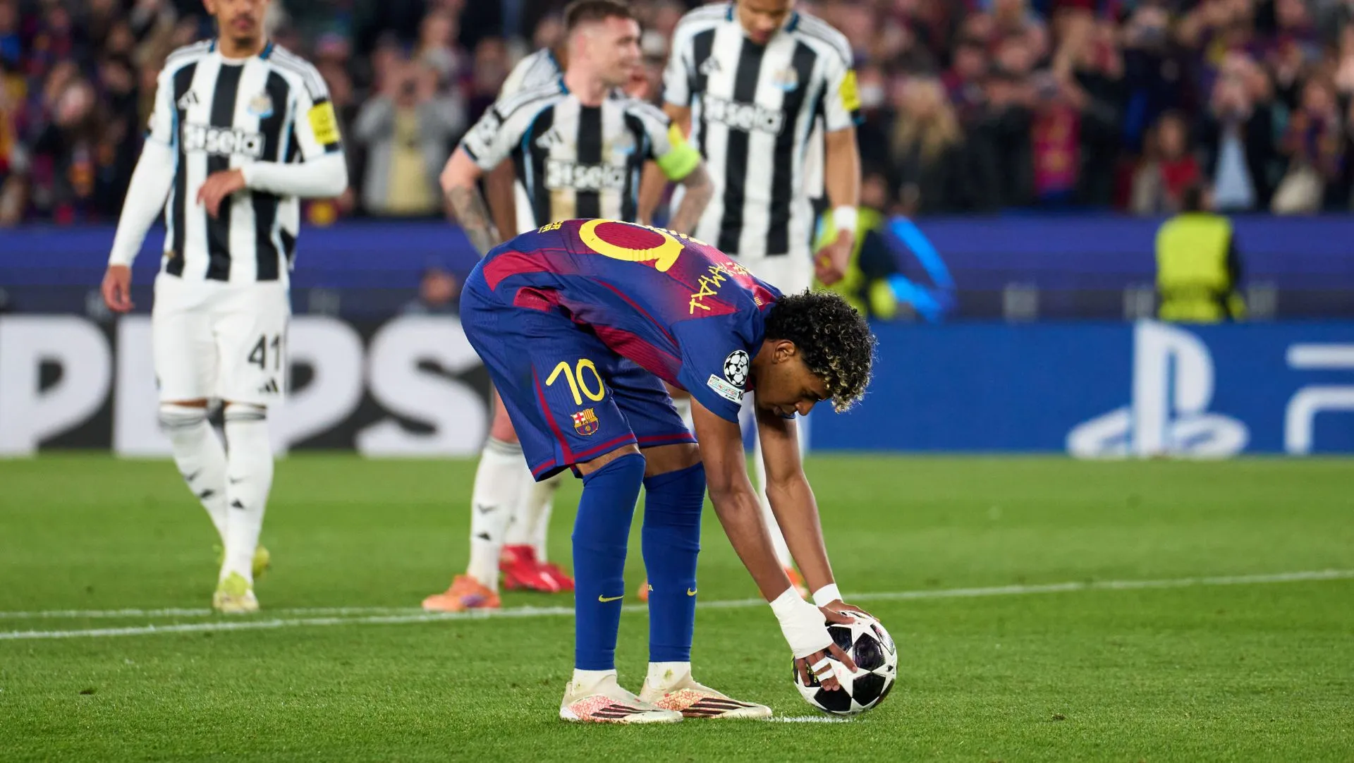 Lamine Yamal se prepara para cobrar um pênalti na partida Champions League. Foto: Alex Caparros/Getty Images
