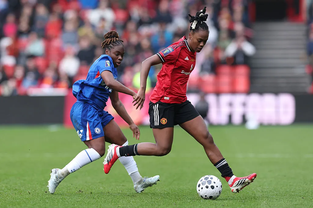 Jogadora do Manchester United briga pela bola durante a partida contra o Chelsea na Copa da Liga Inglesa Feminina – Foto: Michael Steele/Getty Images