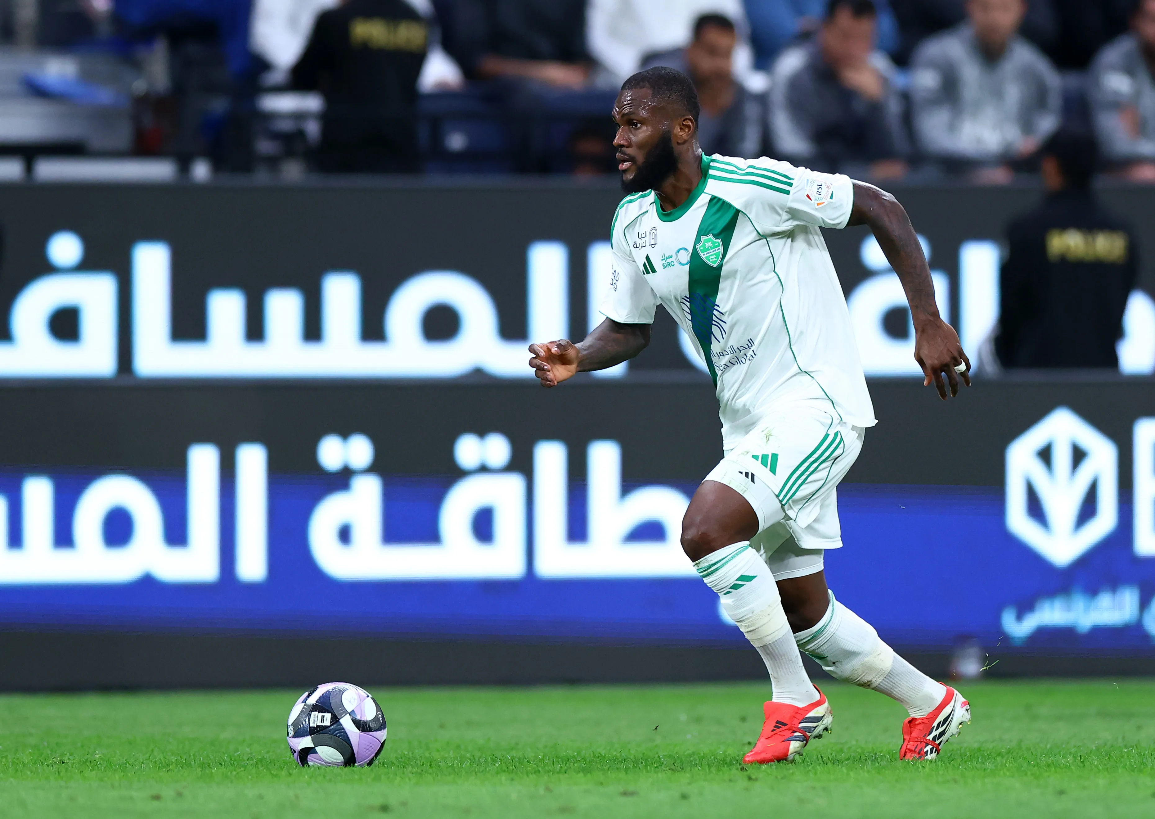 Franck Kessié durante partida pelo Al-Ahli.  (Photo by Abdullah Ahmed/Getty Images)
