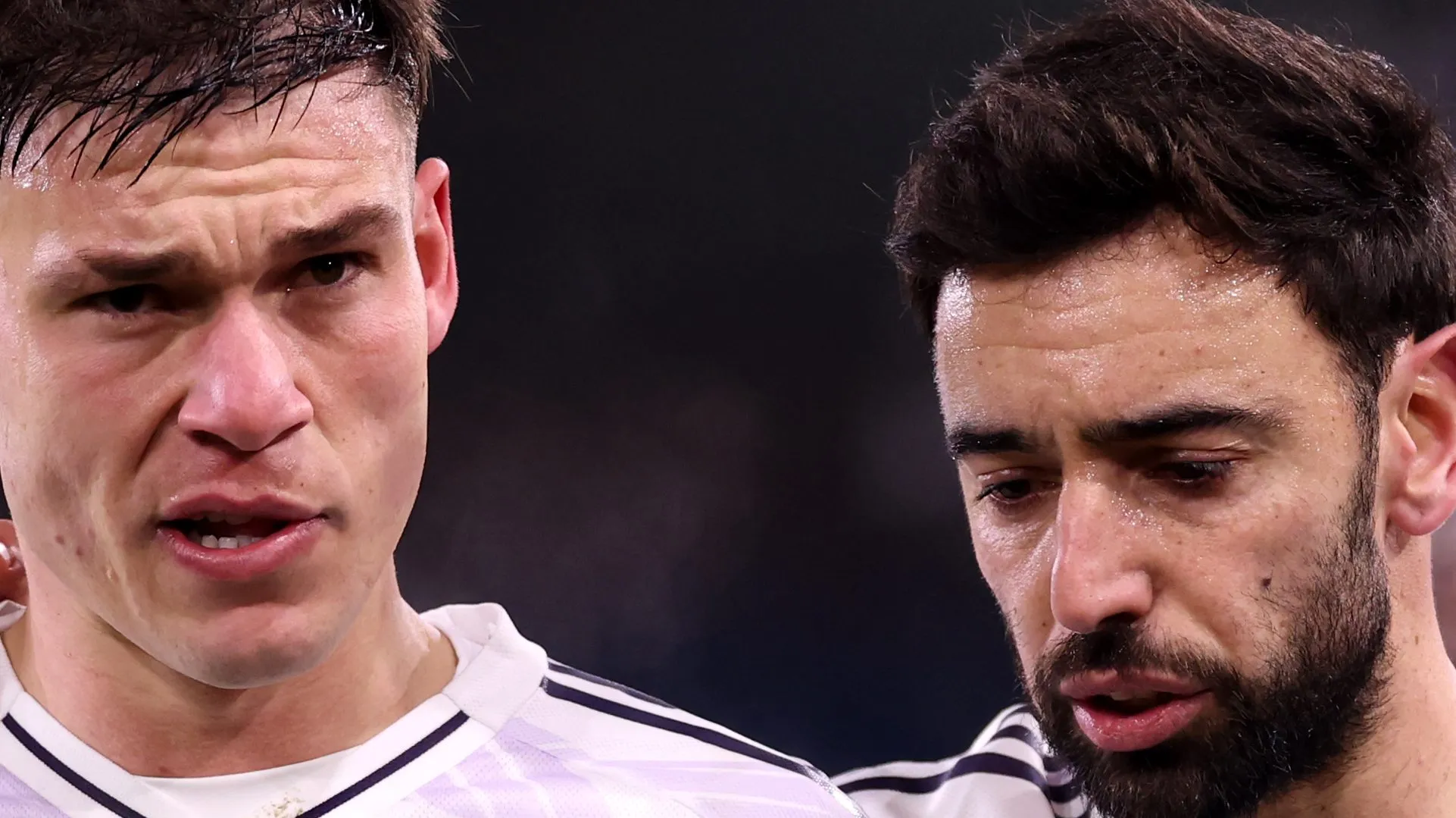 Manuel Ugarte e Bruno Fernandes em jogo do United