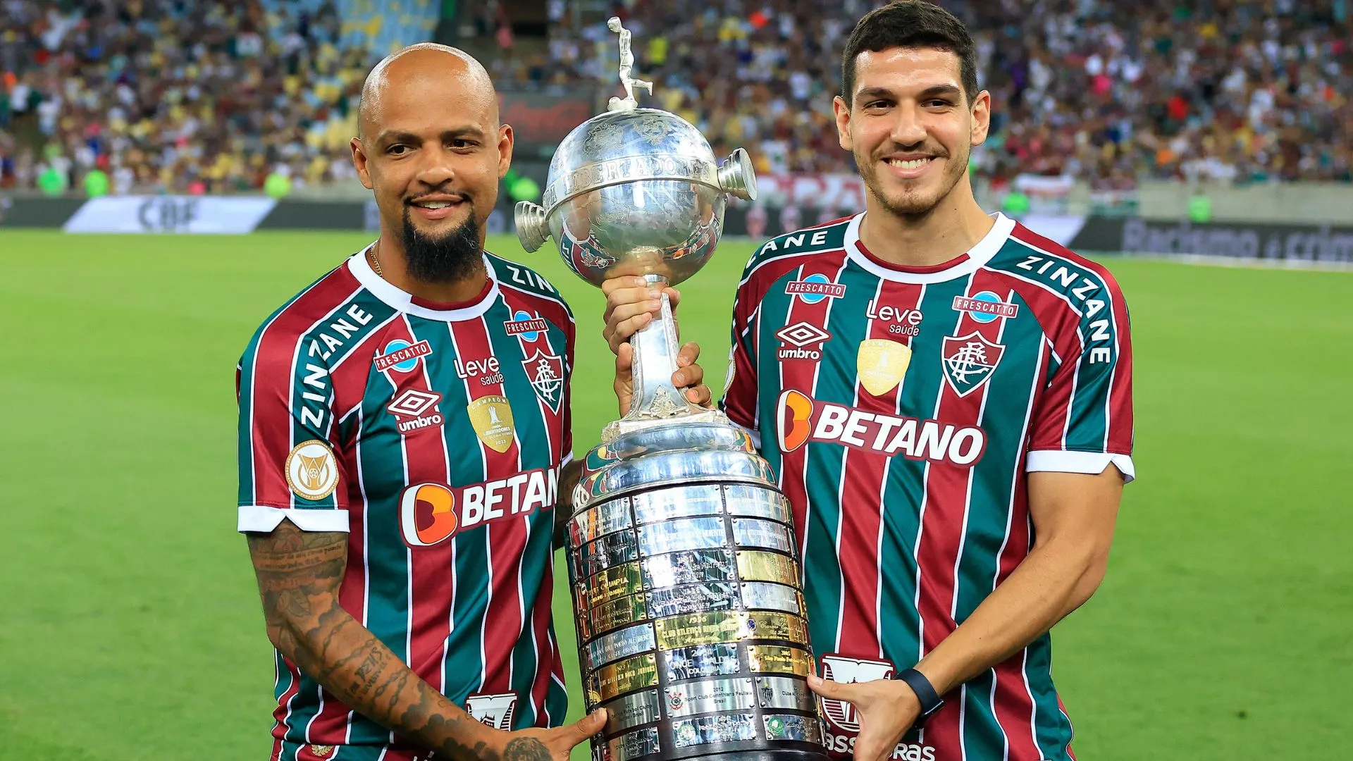 Felipe Melo e Nino erguendo o troféu da Libertadores que conquistaram pelo Fluminense (foto: Buda Mendes/Getty Images)