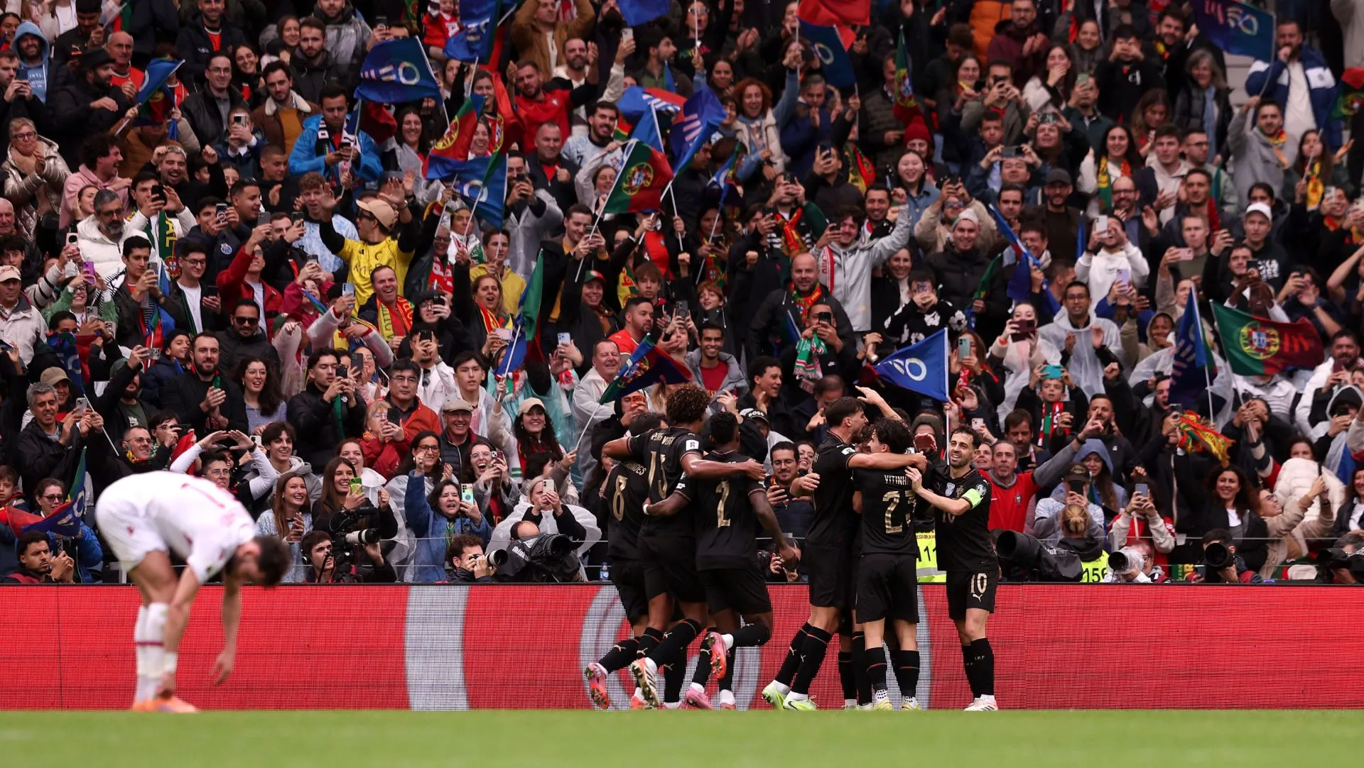 Jogadores de Portugal comemoram gol em partida pelas eliminatórias da Copa do Mundo. Foto: Carlos Rodrigues/Getty Images