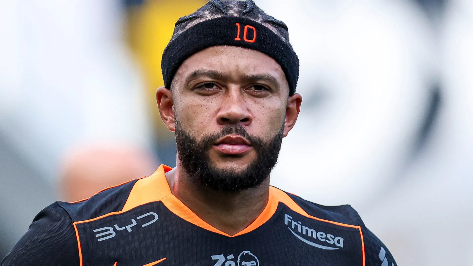 Memphis Depay aparece focado durante uma partida pelo Corinthians