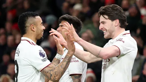 Gabriel Jesus comemora gol do Arsenal com Declan Rice (Michael Steele/Getty Images)