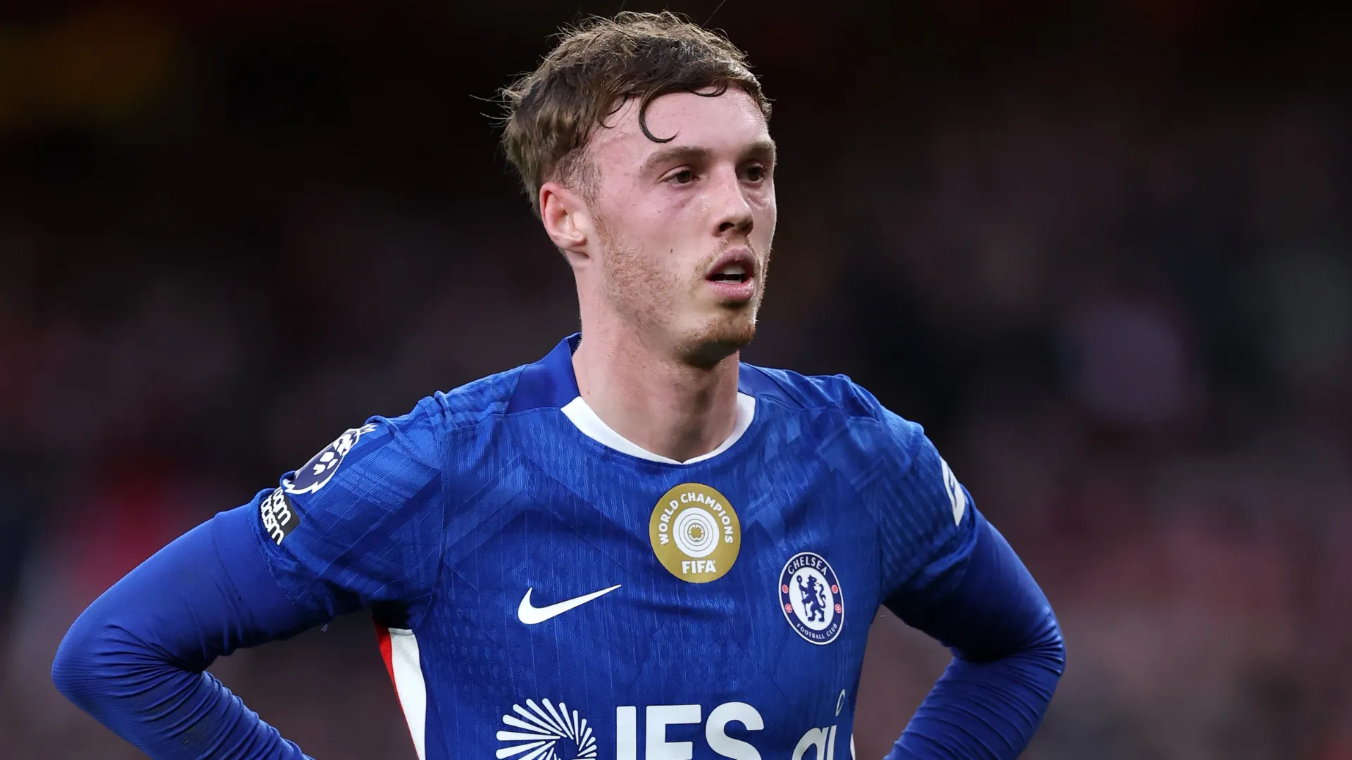 Palmer aparece olhando para o centro durante uma partida do Chelsea