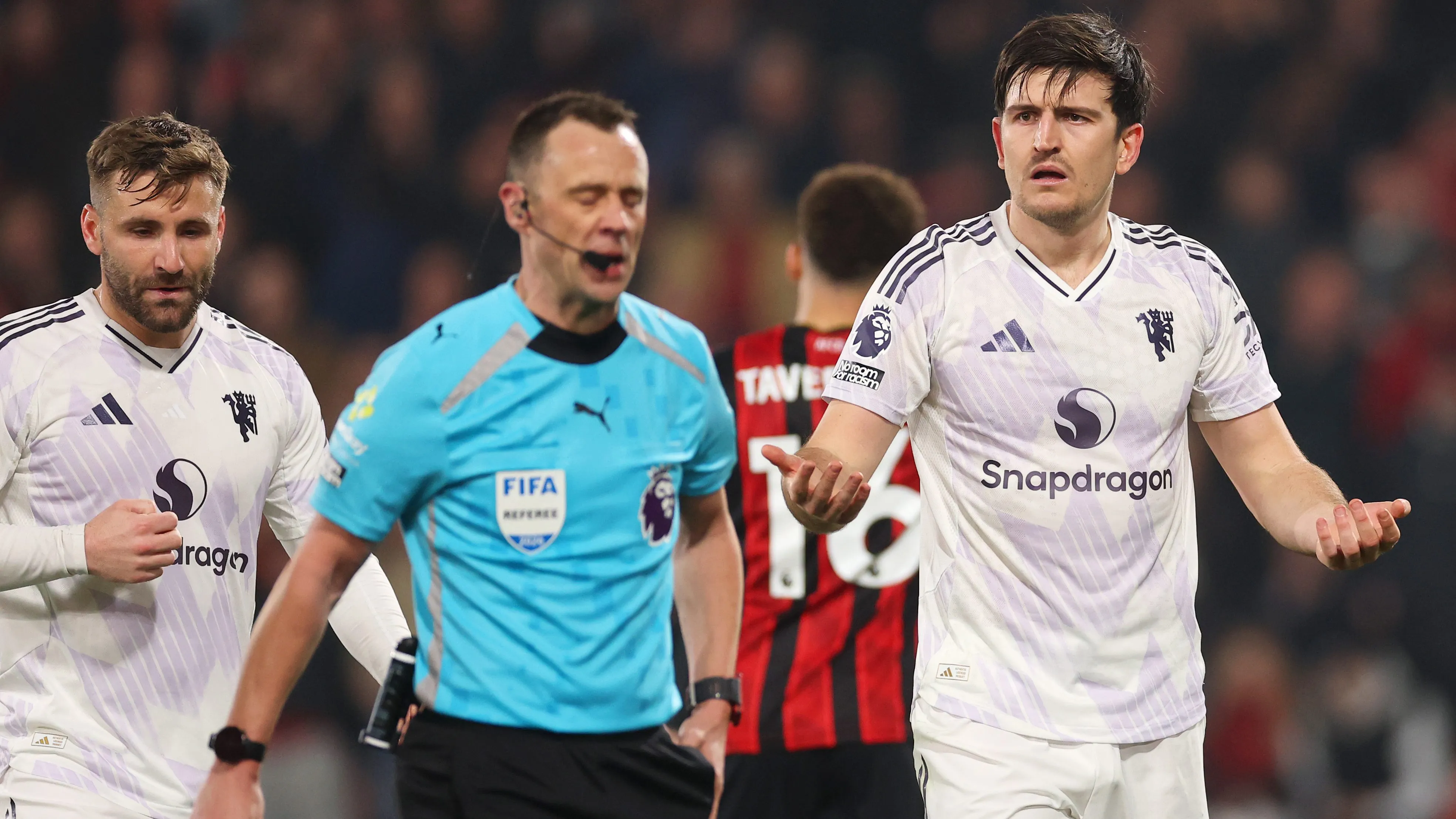 Harry Maguire, do Manchester United, reclamando com o árbitro após expulsão. Foto: Warren Little/Getty Images