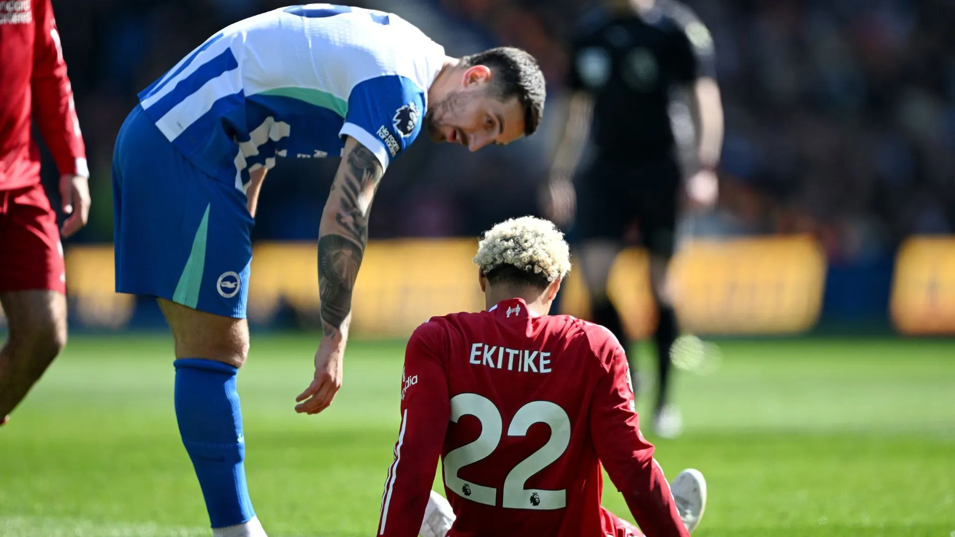 Ekitiké machucado em Brighton x Liverpool. Foto: Mike Hewitt/Getty Images.
