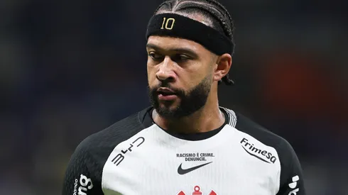 Memphis Depay em campo pelo Corinthians. Foto: Gilson Lobo/AGIF