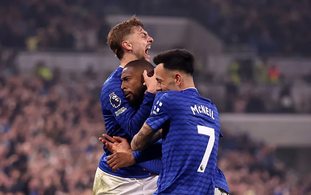 Beto, do Everton, comemora golaço contra o Chelsea. (Photo by Carl Recine/Getty Images)