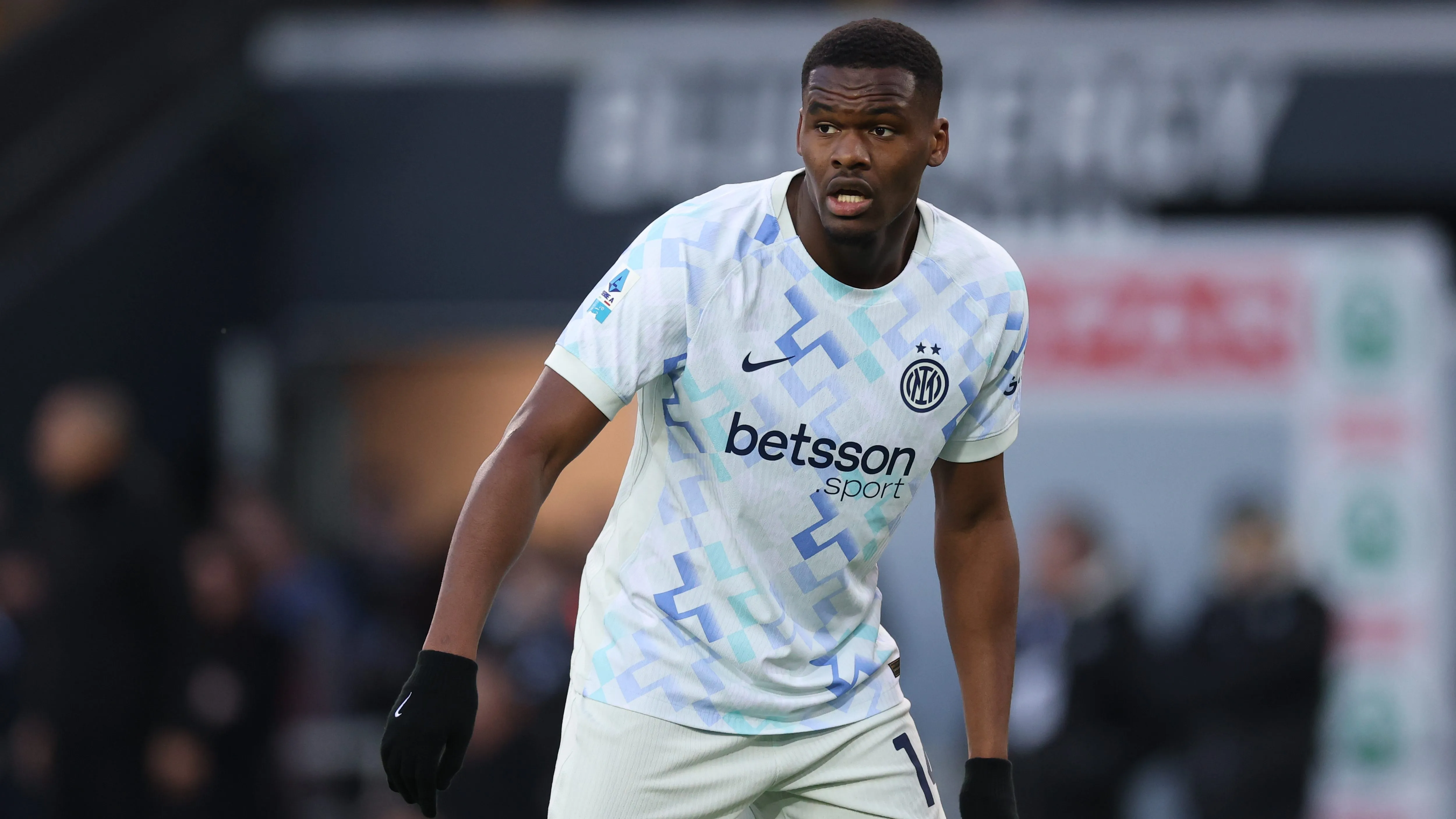 Ange-Yoan Bonny em jogo da Inter de Milão. Foto: Timothy Rogers/Getty Images