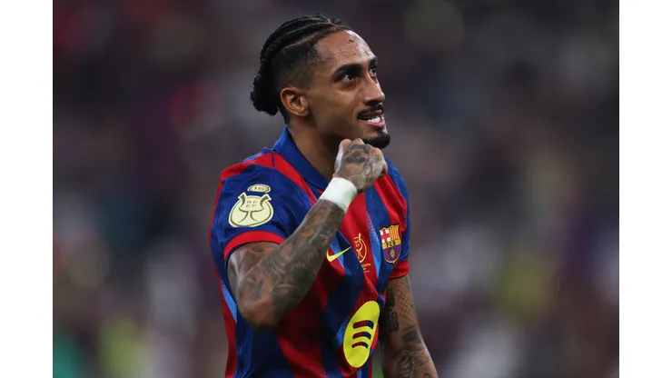 Raphinha reafirma amor pelo Barcelona e descarta transferência para o exterior. (Foto de Yasser Bakhsh/Getty Images)