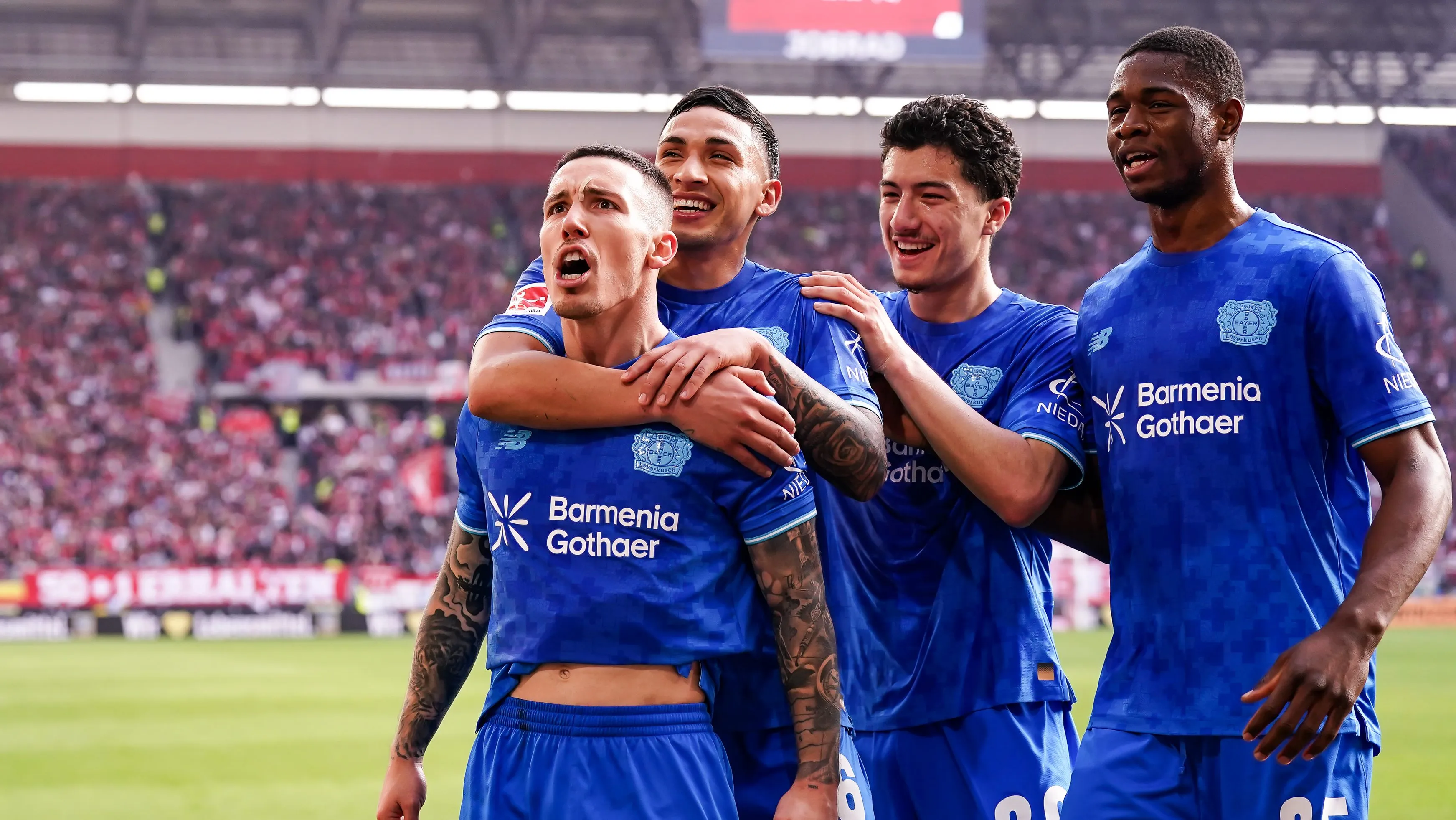 Grimaldo em campo pelo Bayer Leverkusen. (Photo by Daniela Porcelli/Getty Images)