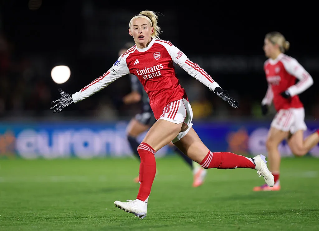 Chloe Kelly comemora um dos gols marcados pelo Arsenal - Foto: Julian Finney/Getty Images