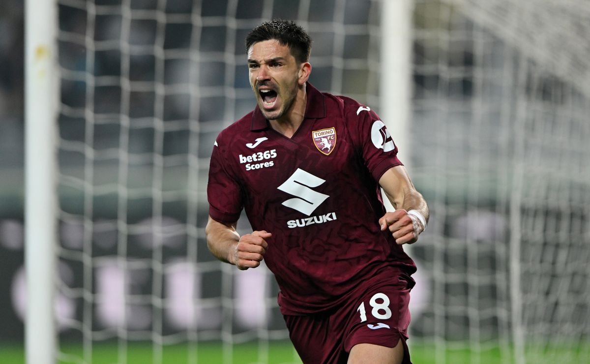 Giovanni Simeone celebrating in a Torino shirt