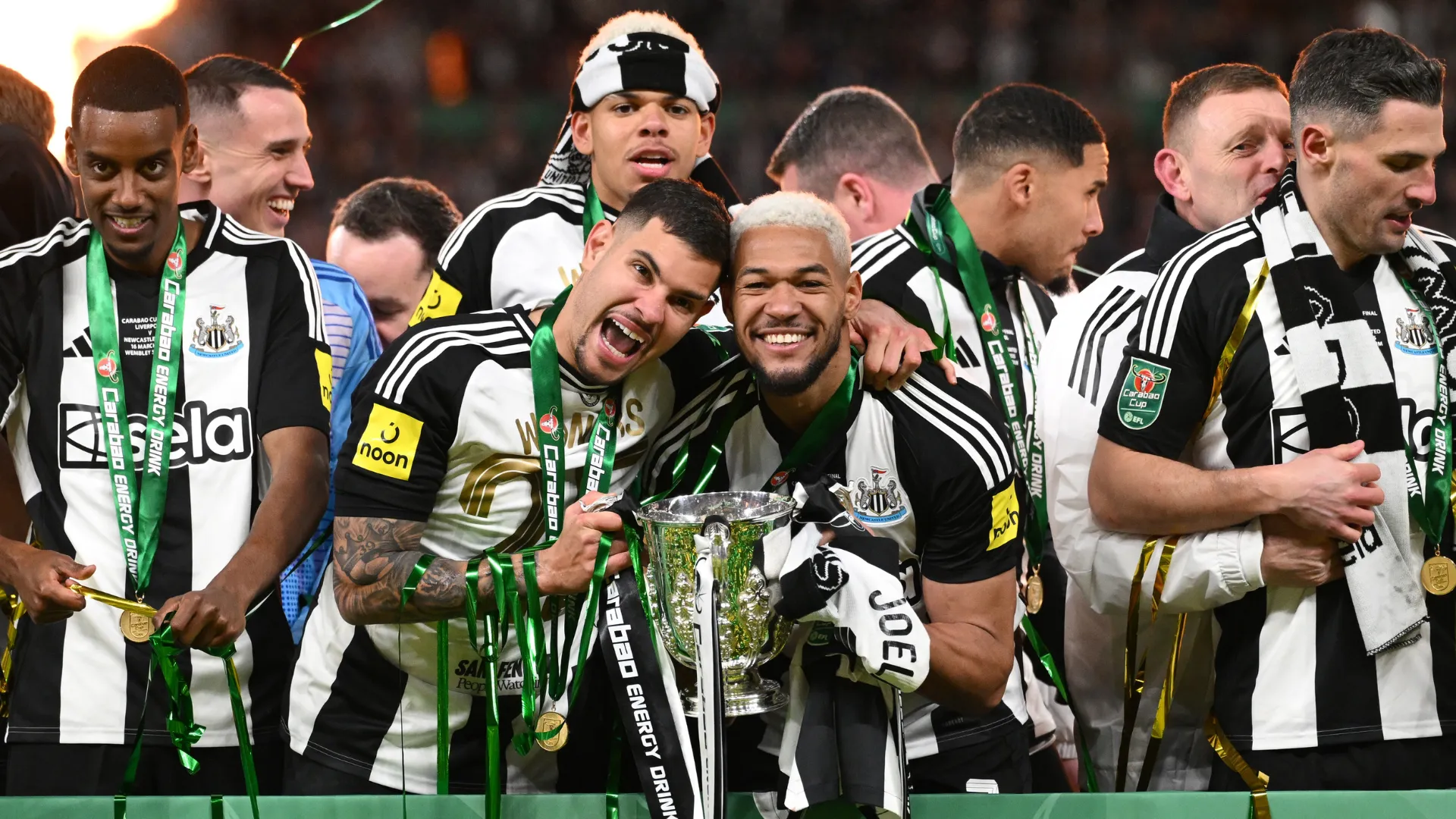 Elenco do Newcastle comemorando o título da Copa da Liga Inglesa