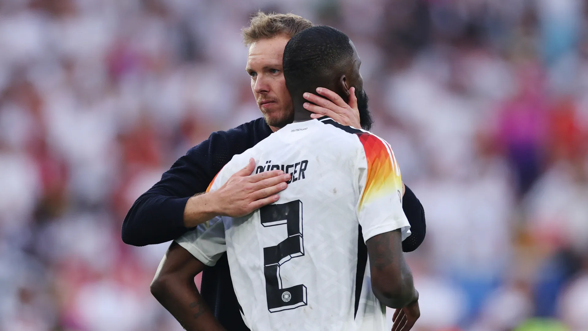 Antonio Rüdiger e Julian Nagelsmann em jogo da Seleção