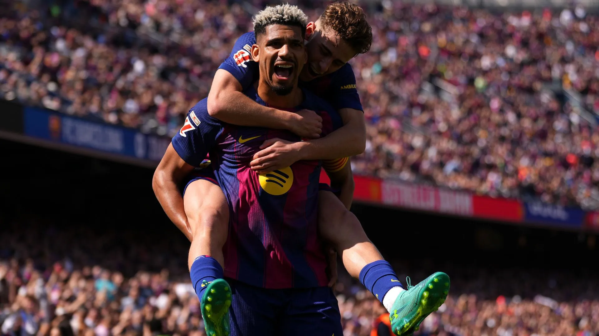 Ronald Araújo fez gol decisivo pelo Barcelona (foto: Alex Caparros/Getty Images)