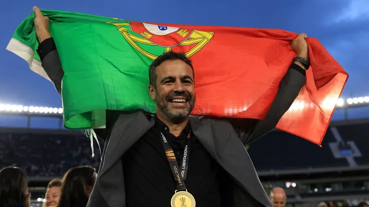 Artur Jorge tinha contrato com o Al Rayyan, mas trocou de clube após o Cruzeiro assumir o pagamento da multa