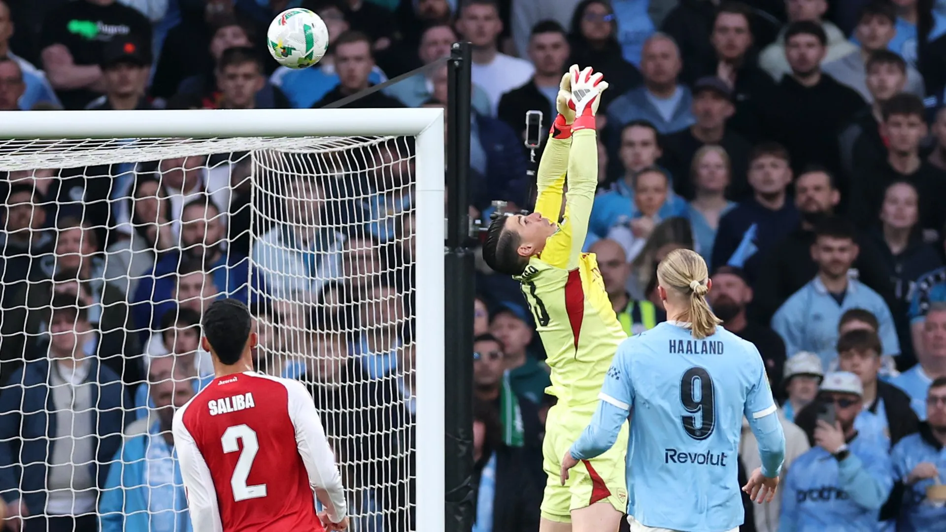 Kepa Arrizabalaga, do Arsenal, falha no controle da bola antes que Nico O'Reilly, do Manchester City (não aparece na foto), marque o primeiro gol de sua equipe durante a final da Carabao Cup entre Arsenal e Manchester City no Estádio de Wembley, em 22 de março de 2026, em Londres, Inglaterra. (Foto por Justin Setterfield/Getty Images)
