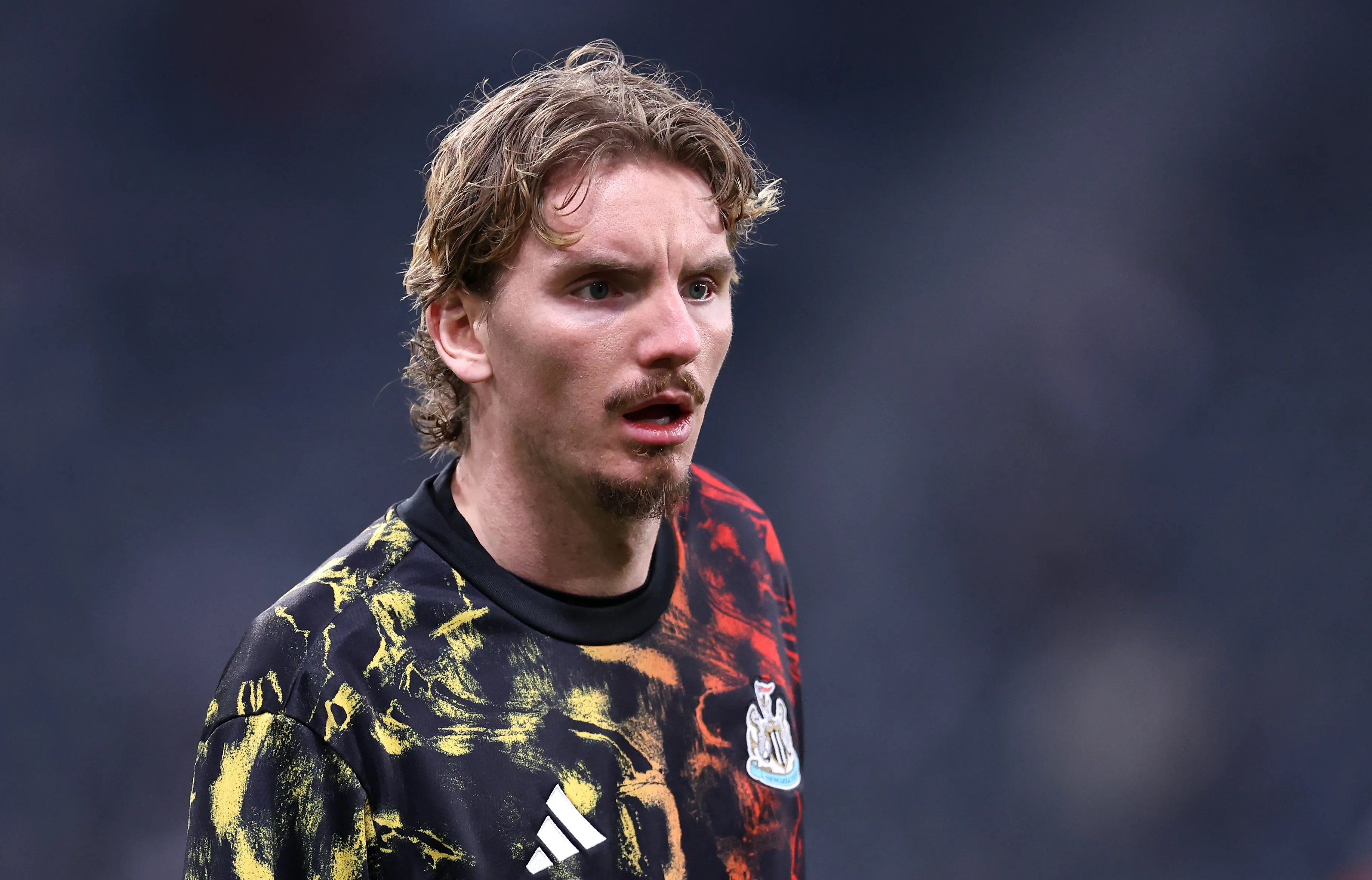 Nick Woltemade, do Newcastle United, se aquece antes da partida da Quinta Rodada da Emirates FA Cup entre Newcastle United e Manchester City no St. James' Park, em 7 de março de 2026, em Newcastle upon Tyne, Inglaterra. (Foto por Alex Livesey/Getty Images)