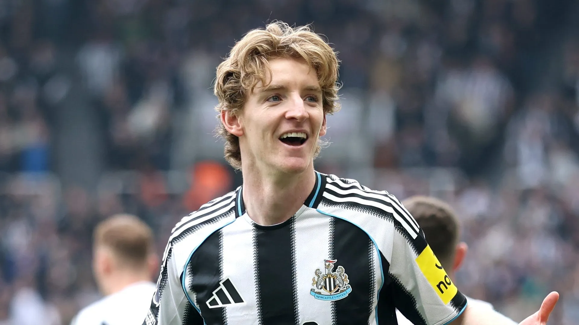 Anthony Gordon, alvo do Arsenal, do Newcastle United, comemora ao marcar o primeiro gol de sua equipe durante a partida da Premier League entre Newcastle United e Sunderland no St James' Park, em 22 de março de 2026, em Newcastle upon Tyne, Inglaterra. (Foto por Carl Recine/Getty Images)