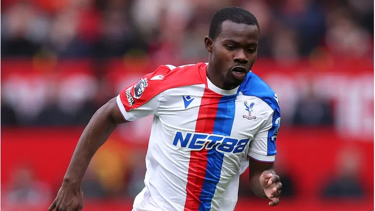 Manchester United monitora Tyrick Mitchell e Lewis Skelly para lateral esquerda. (Foto por Alex Livesey/Getty Images)