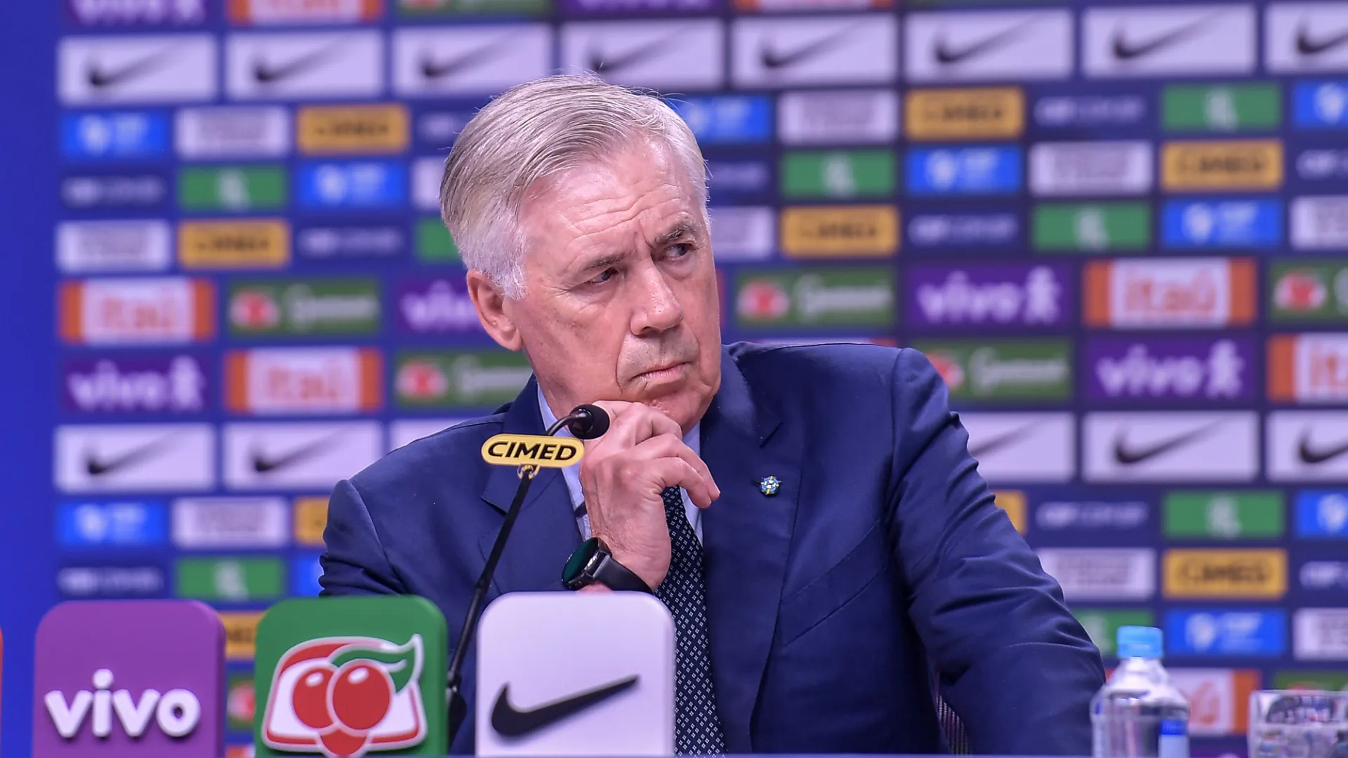 Carlo Ancelotti pensativo durante coletiva da Seleção Brasileira
