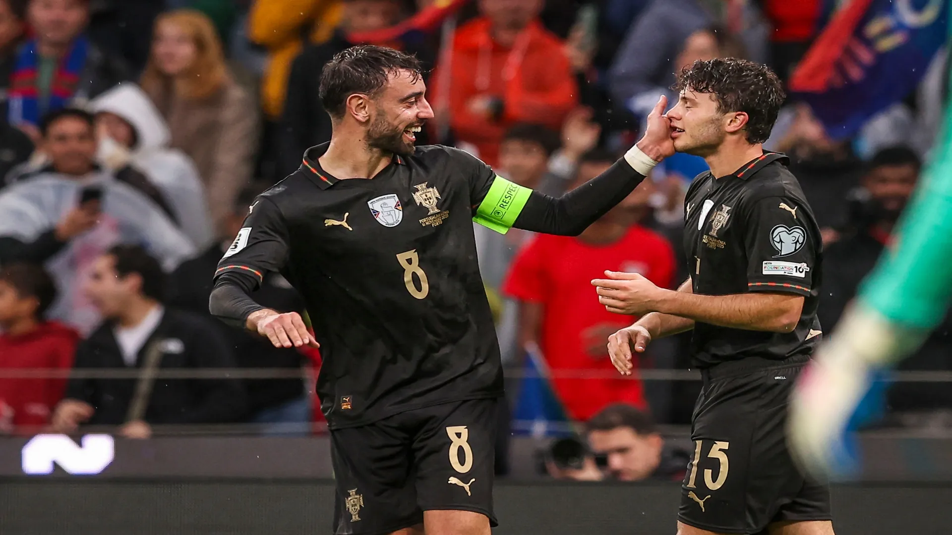 João Neves e Bruno Fernandes por Portugal – Carlos Rodrigues/Getty Images