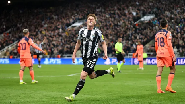 Harvey Barnes, do Newcastle, comemora gol em partida da Champions League. Foto: Stu Forster/Getty Images